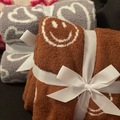 Comprar ahora: 3 XLarge Soft and Cozy Throw Blankets NWT