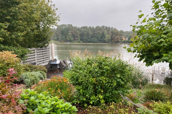 Wassergrundstück mit Villa