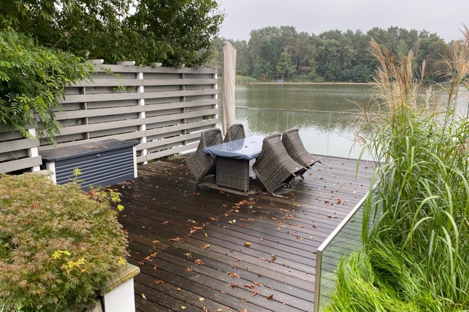 Wassergrundstück mit Villa