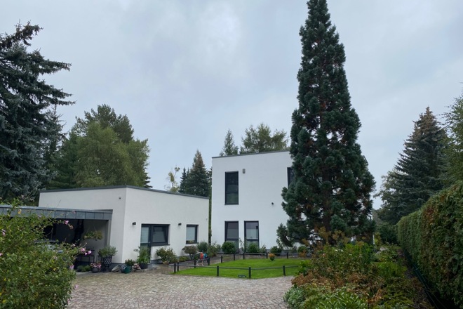 Wassergrundstück mit Villa