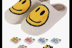 Comprar ahora: Retro Fuzzy Smiley Face Slippers for Women & Men