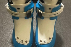 Winter sports: Salomon, ski boots JUNIOR SIZE UK 9/10, EU 26/27, Mondo 17/18