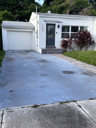 Miami FL, Drive-way, Covered, Secure Garage In The Heart Of Miami