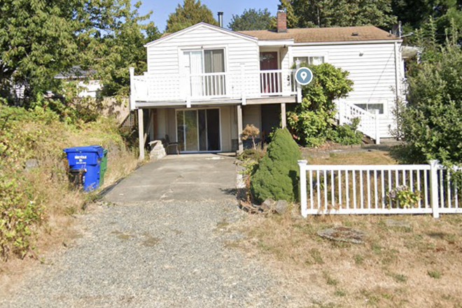 Seattle WA, Convenient Parking In Lake City Neighborhood. 
