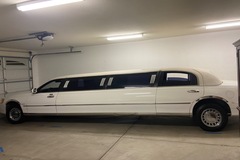 Renting out per hour: Limo Lincoln town cars