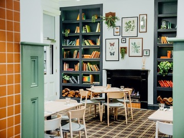 Book a meeting: Library - Cosy atmosphere for Cocktails Celebrations.
