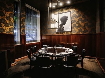 Book a meeting: Intimate Meeting in the chic Boardroom.