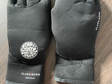 Hiring Out (per day): Ripcurl Flashbomb gloves