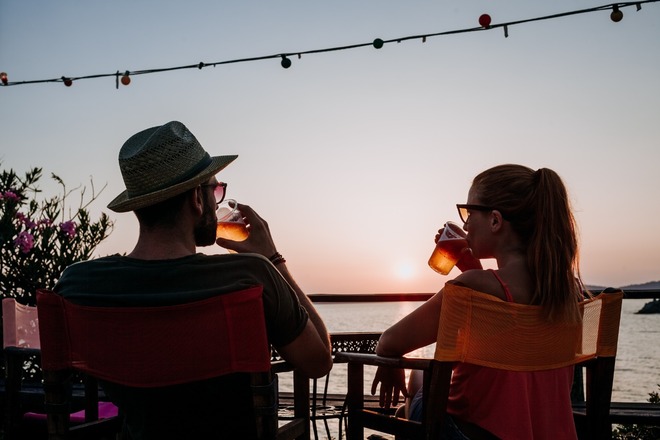 Sunset Sips: Beachfront Happy Hour Extravaganza