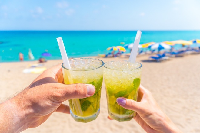 Sunset Sips: Beachfront Happy Hour Extravaganza