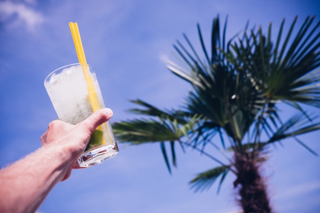 Sunset Sips: Beachfront Happy Hour Extravaganza