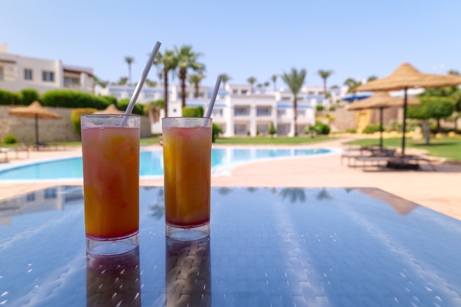 Sunset Sips: Beachfront Happy Hour Extravaganza