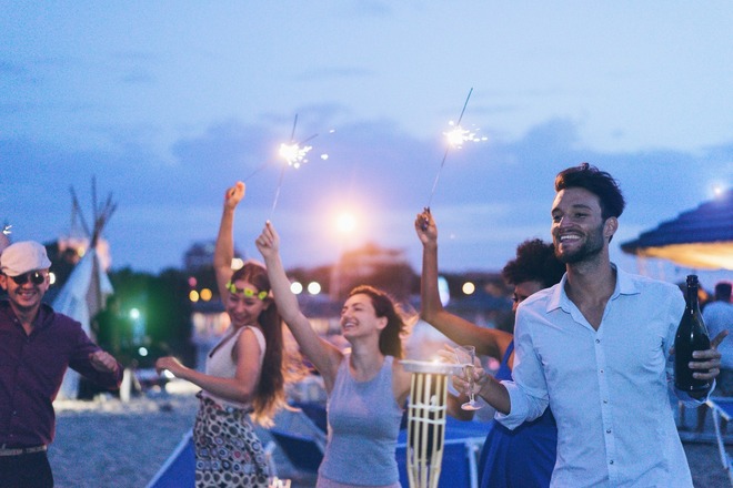 Sunset Sips: Beachfront Happy Hour Extravaganza