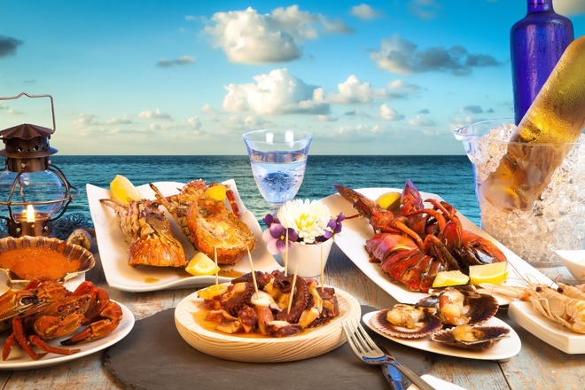 Sunset Sips: Beachfront Happy Hour Extravaganza