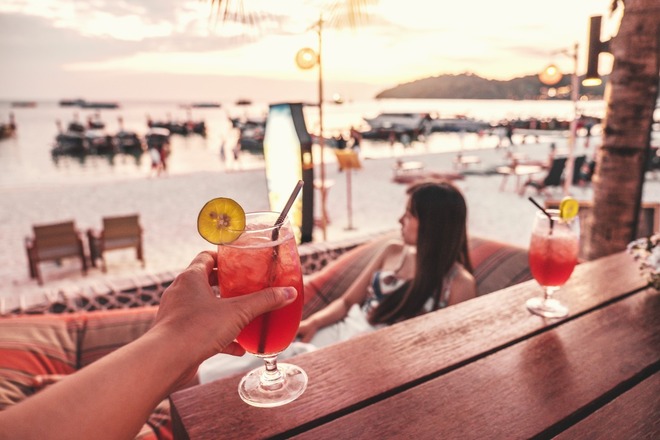 Sunset Sips: Beachfront Happy Hour Extravaganza