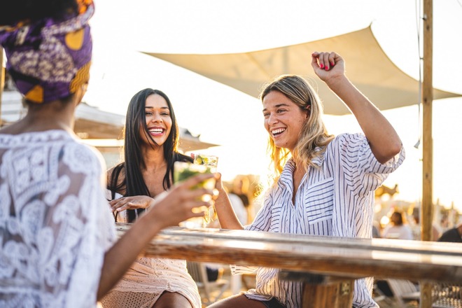 Sunset Sips: Beachfront Happy Hour Extravaganza