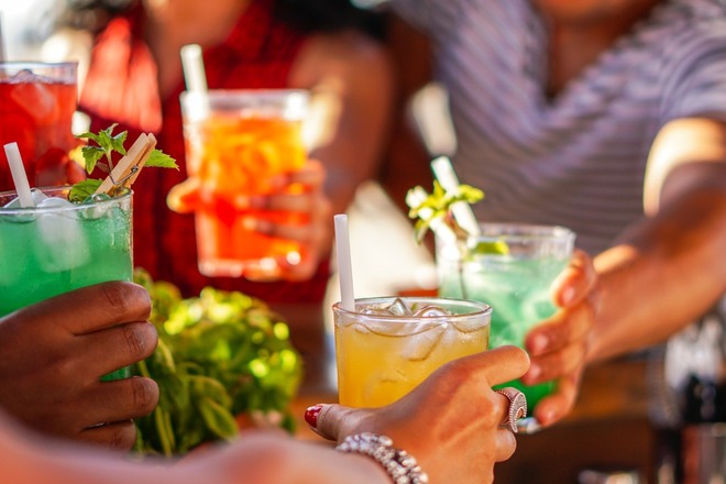 Sunset Sips: Beachfront Happy Hour Extravaganza