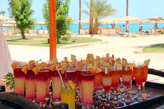 Sunset Sips: Beachfront Happy Hour Extravaganza