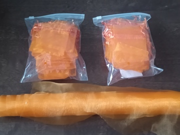 Myydään (Yksityinen): Oranssi organza kaitaliina ja -pusseja.