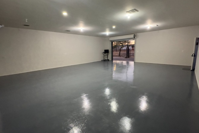 Premier Podcast Studio: VIP Treatment Custom Sets Expert Guidance
