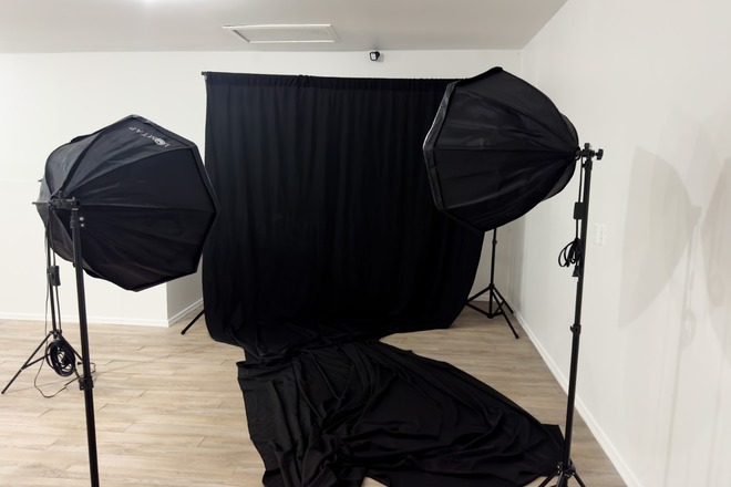 Premier Podcast Studio: VIP Treatment Custom Sets Expert Guidance