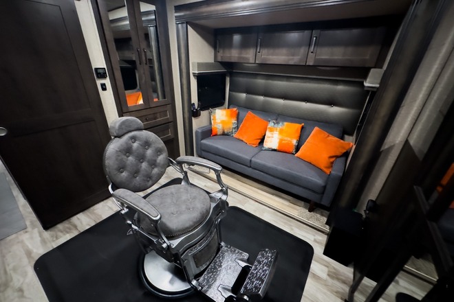 Premier Podcast Studio: VIP Treatment Custom Sets Expert Guidance