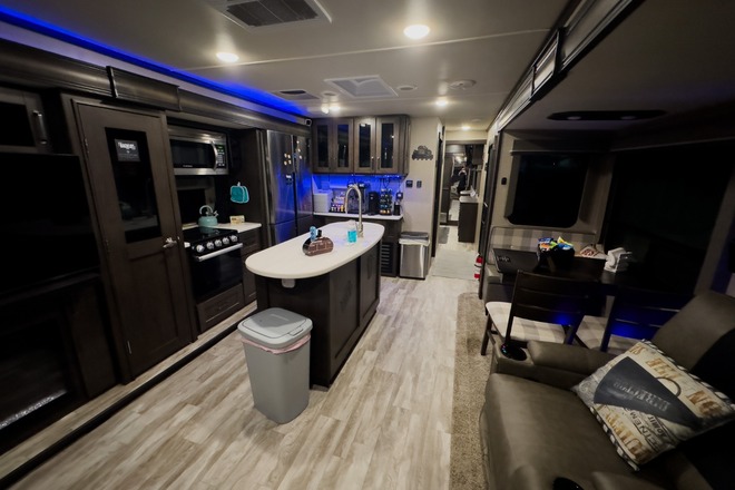 Premier Podcast Studio: VIP Treatment Custom Sets Expert Guidance