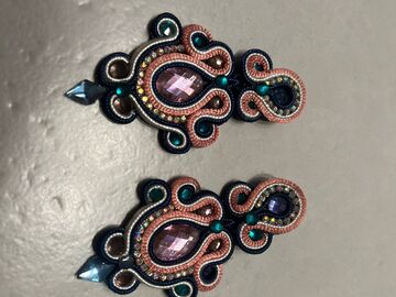 Productos: Aretes tejidos y coloridos