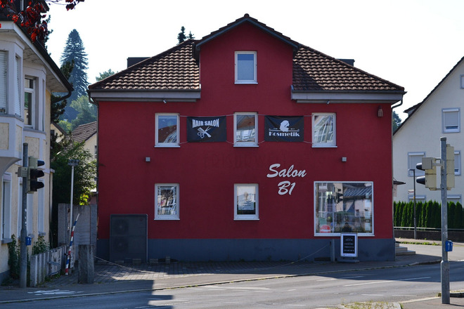 Modernisiertes Haus mit großer Wohnung und Salon