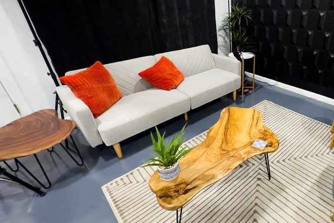Premier Podcast Studio: VIP Treatment Custom Sets Expert Guidance