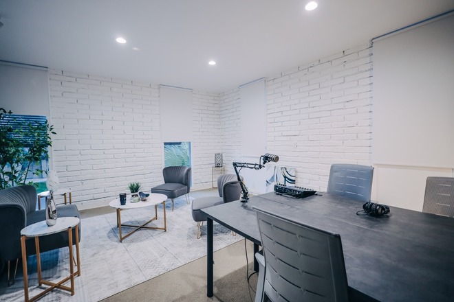 Premier Podcast Studio: VIP Treatment Custom Sets Expert Guidance