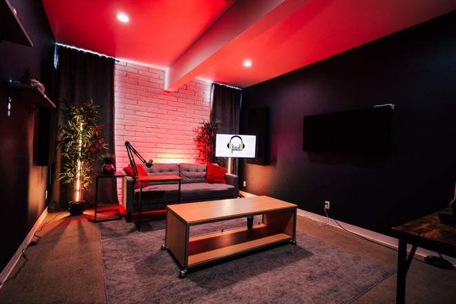Premier Podcast Studio: VIP Treatment Custom Sets Expert Guidance