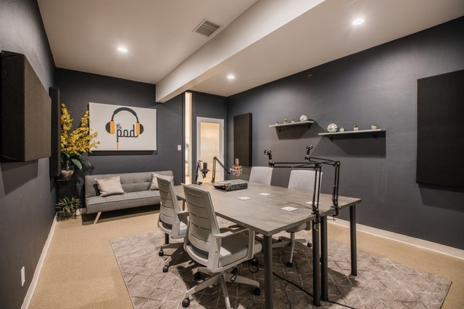 Premier Podcast Studio: VIP Treatment Custom Sets Expert Guidance