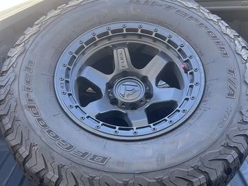 Selling: Wheels and tires 