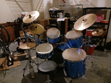 Selling with online payment: 12 Piece Drum Set 