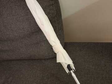 Myydään (Yksityinen): Valkoinen iso sateenvarjo