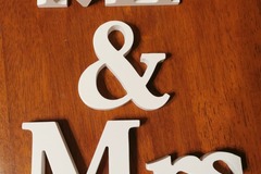 Myydään (Yksityinen): Mr & Mrs -kirjaimet 