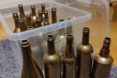 Vuokrataan: Vuokrataan kultaiset pullot 23 kpl maljakoiksi