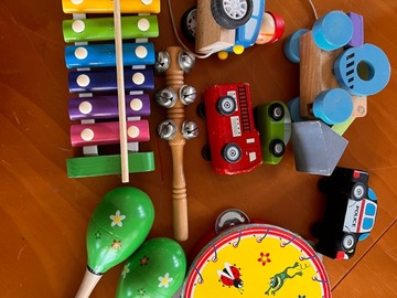 Renting out with online payment: Wooden baby music and cars