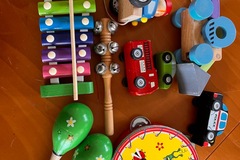 Renting out with online payment: Wooden baby music and cars