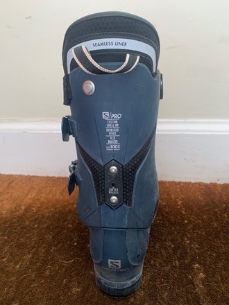 Shop secondhand outdoor activity ski and snowboard clothing and gear