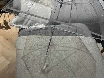 Myydään (Yksityinen): Läpinäkyvä sateenvarjo