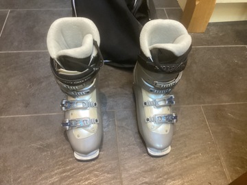 Winter sports: Women’s Salomon ski boots, size 25.5 (uk 6.5)