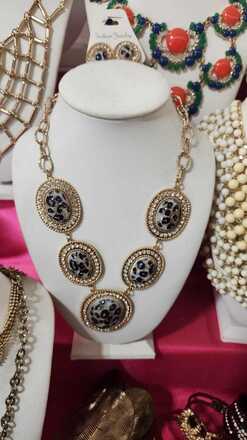 50 pieces crystal fashion jewelry mix lot