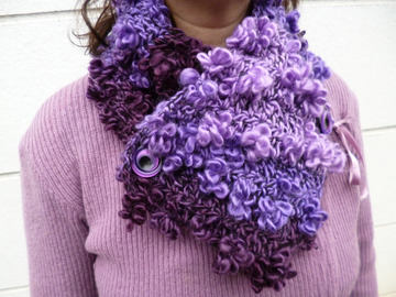 Vente au détail: Tour de cou violet bouclettes fleurs