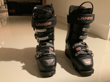 Winter sports: LANGE SKI BOOTS 2 weeks used size 3 