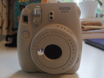 Rent out Weekly: Fujifilm Instax Mini 9 Instant Camera in Smokey White Eniko in Hi