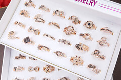 Buy Now: 100PCS vintage black and white two-color rhinestone ring