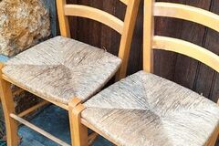 Selling: 2 chaises bois et paille état moyen