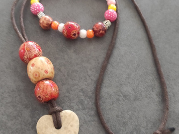 Vente au détail: Collier Coeur et bracelet perles bois fleuries